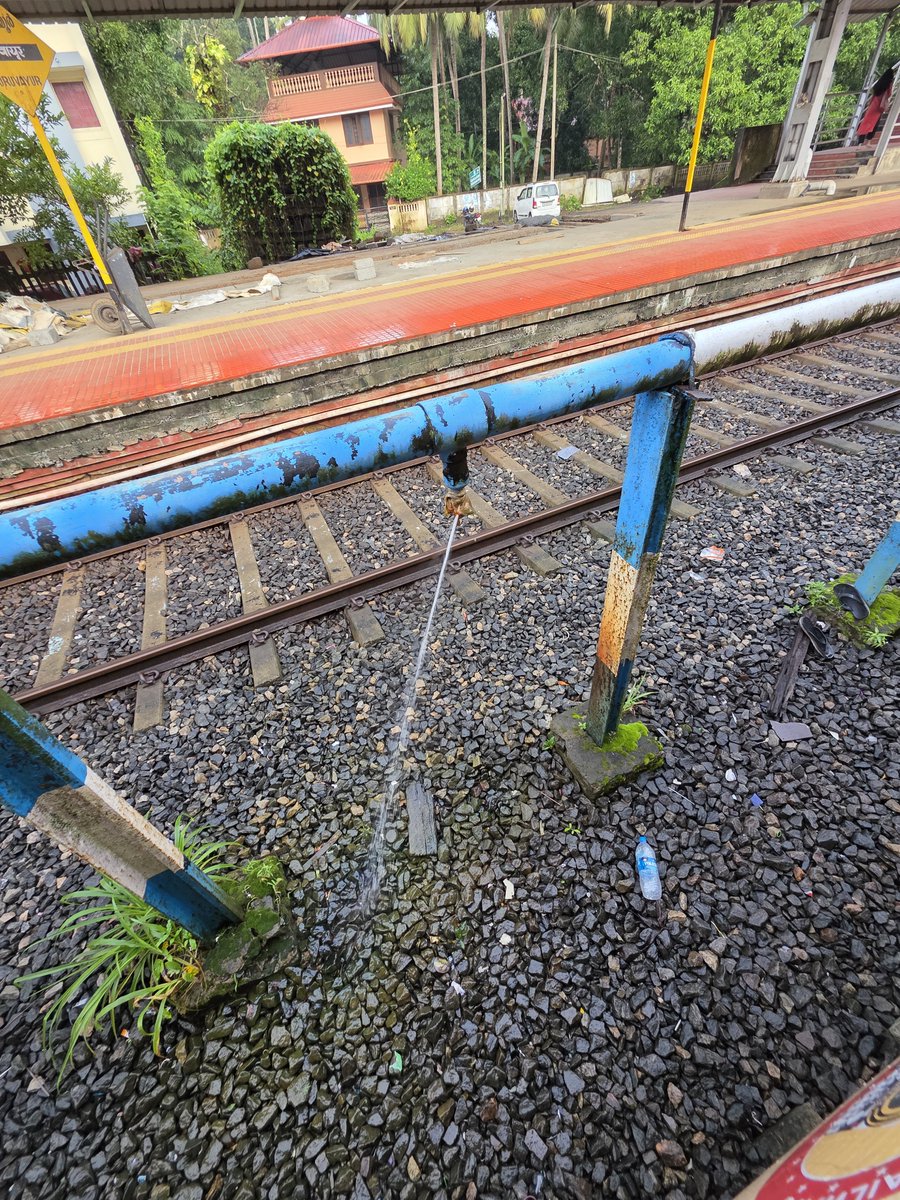 sunday62's tweet photo. @drm_tvc 
Good Morning Sir,
How water is slowly being wasted at Guruvayoor Rly station?
The Railways gentlemen should practice before preaching.
Good day guys. https://t.co/7RDr4xNoWl