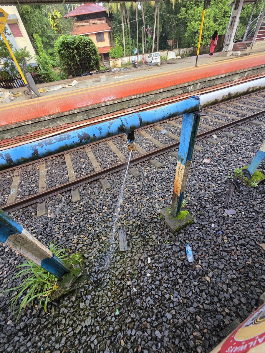 sunday62's tweet photo. @drm_tvc 
Good Morning Sir,
How water is slowly being wasted at Guruvayoor Rly station?
The Railways gentlemen should practice before preaching.
Good day guys. https://t.co/7RDr4xNoWl