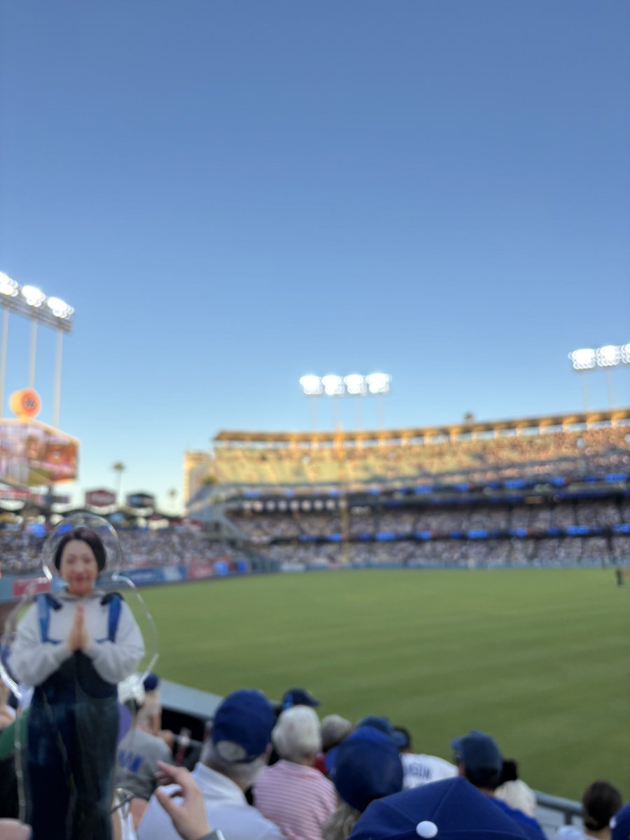 mocom1975's tweet photo. ドジャースタジアムにて
何度もピンボケして
うまく撮れなかったアクスタ

iPhoneのフォーカス設定を
0.9に合わせるとアクスタ綺麗に撮れると
帰国後教えてもらいました

#願い叶えたもうこ
#musicshower https://t.co/DRoZ9ZzhG3