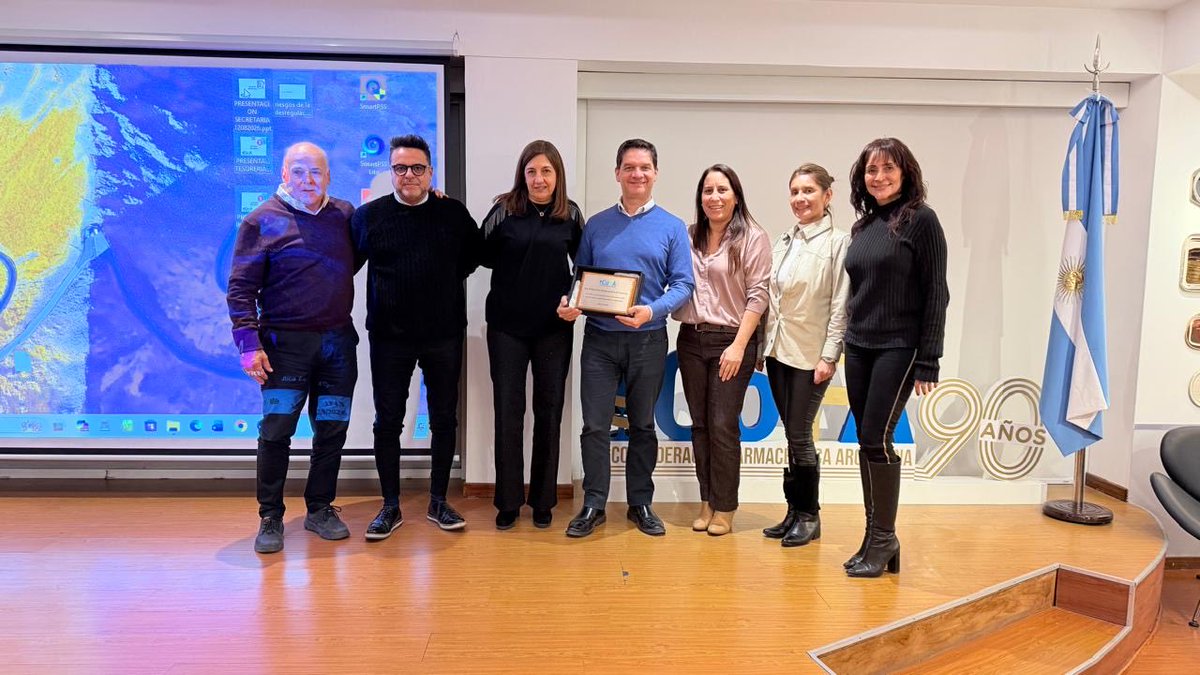 fed_far_fsa's tweet photo. 🤝 Un reconocimiento que nos llena de orgullo

Compartimos con mucha alegría este momento especial en el que la Confederación Farmacéutica Argentina (COFA) distinguió a la Federación Farmacéutica de Formosa con motivo de la inauguración de nuestra nueva sede social. 

@COFAorgar https://t.co/pYkkwcpbqh