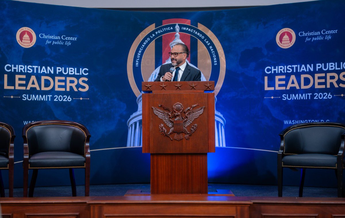 ECastroES's tweet photo. Recibí hoy con gratitud, en nombre de la @AsambleaSV, un reconocimiento especial entregado por el Christian Center for Public Life en Washington D.C., Estados Unidos. 🇺🇸

Tuve el gusto de compartir con los asistentes sobre el milagro de la paz que Dios ha obrado en El Salvador. 

Pero también, expuse sobre el peligro de las voces que claman para que volvamos al pasado, de aquellos que no sufrieron la muerte y el dolor impuestos por los terroristas. Voces alejadas del sufrimiento real de los salvadoreños.