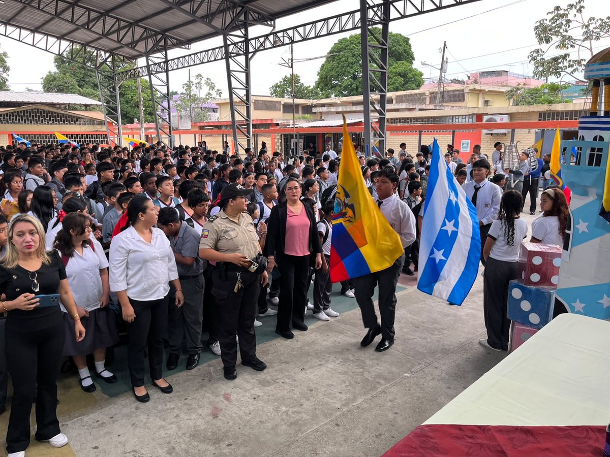 EducacionZ8_Ec's tweet photo. 👮‍♂️🇪🇨 En la Unidad Educativa Fiscal Francisco de Orellana, la Policía Nacional participó en el #MomentoCívico junto a nuestros estudiantes, promoviendo el valor de la justicia. ⚖️ Esta acción fortalece el programa #ComunidadesEducativasSeguras y Protectoras. 🛡️📚 https://t.co/4kELZjEdJt