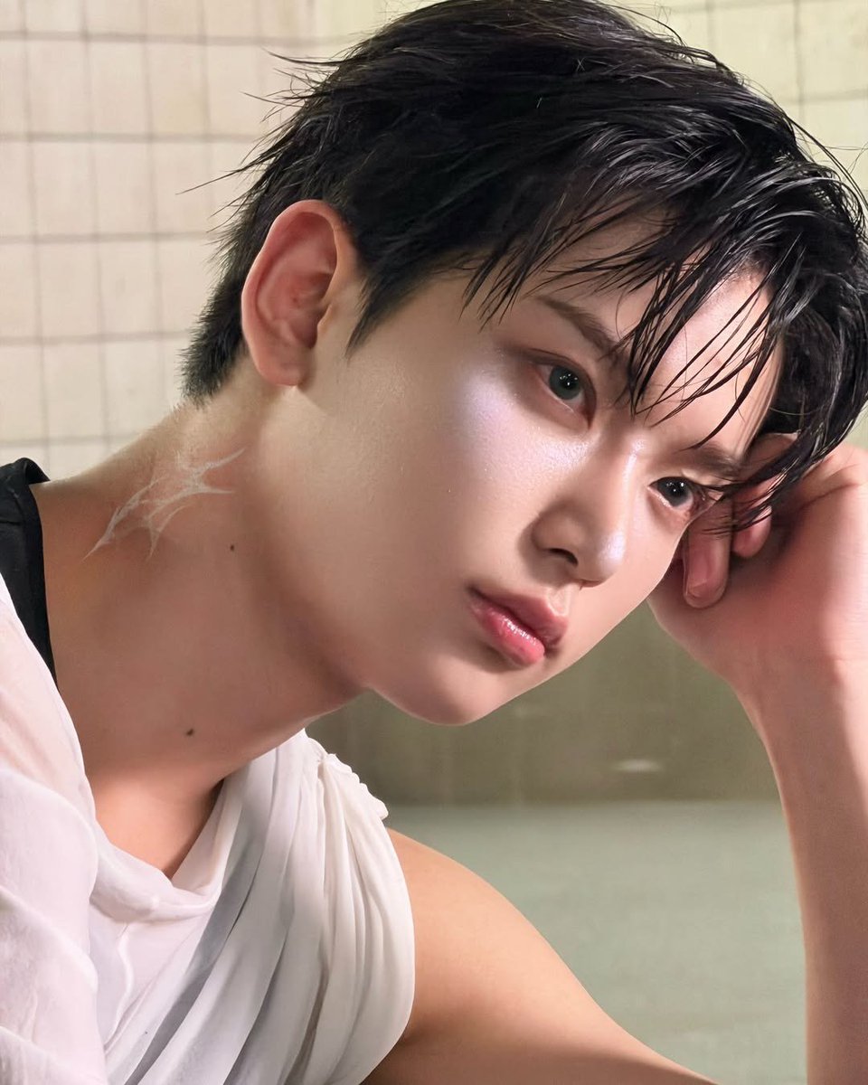 shiogeta's tweet photo. A quiet corner, messy hair, and a moment that wasn't meant to be perfect. それでも、この瞬間がなんだか好き。飾らないままの自分で、ゆっくり時間を過ごす。そんな夜も悪くない。 https://t.co/XCAFT2sMZX