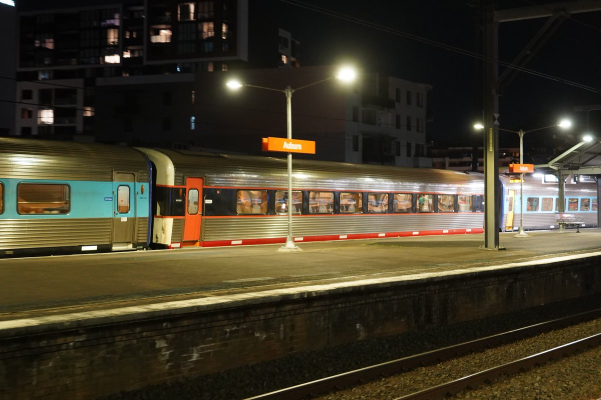 AunzRailfan's tweet photo. 昨夜は夜更かししてキャンディを摘まみ食い。
XPTも客車1両だけがCandyとなっており、如何にも客車列車といった混色編成。
かつてJR西日本ではしばしば見られたような光景?! https://t.co/CNDe4kGpZF