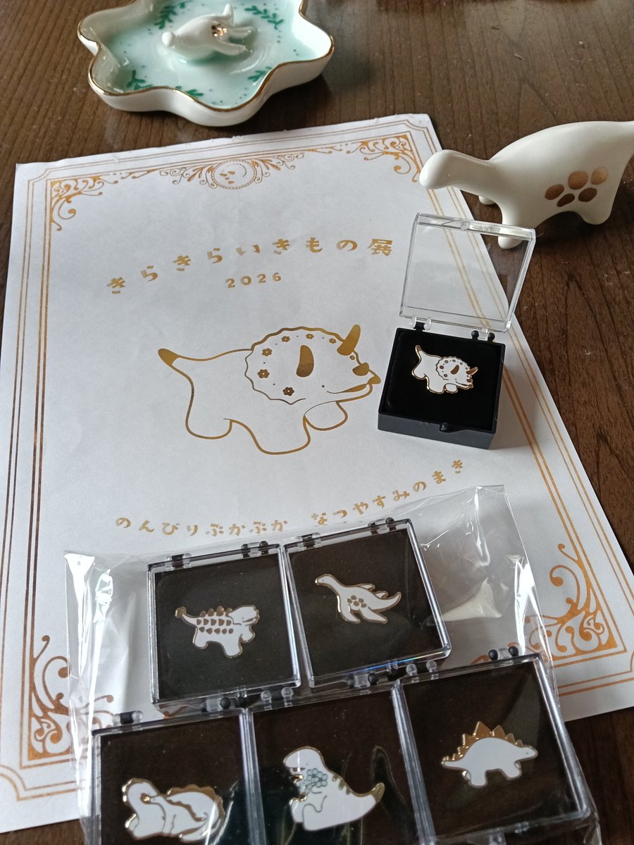 mark05570839's tweet photo. 鷹山さんの「きらきらいきもの展2026」へ

予算の都合で今回はピンバッジだけにしましたが、十分幸せでした

豪雨該当地区でフライヤーもぐしょぐしょに…でも無事復活！

取手でお迎えした子達と一緒に堪能

鷹山さんの優しい配慮コメントに感服です https://t.co/quB5EU1ef2