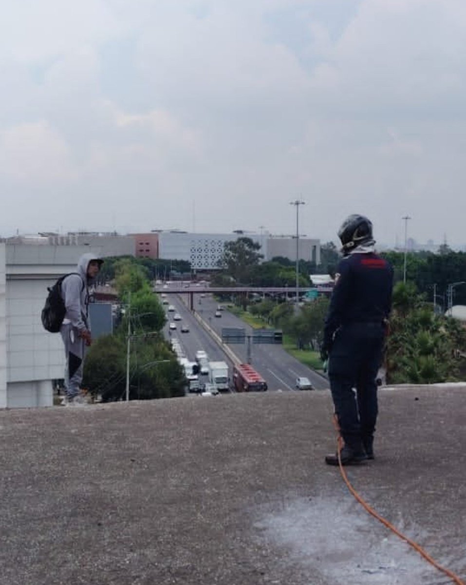 Anxiousvids's tweet photo. Un hombre de aprox. 35 años se lanzó desde unos 20 metros de altura en el distribuidor vial de Retorno 1, en la colonia Jardín Balbuena, Ciudad de México.

En vano fueron los intentos de un motociclista en convencerlo durante media hora y pese a los esfuerzos de policías, personal de Tránsito, bomberos y rescatistas que dialogaron con él.

Al precipitarse resultó politraumatizado, recibió primeros auxilios en el lugar y fue trasladado de urgencia al Hospital de Balbuena, donde finalmente falleció por la gravedad de sus lesiones.