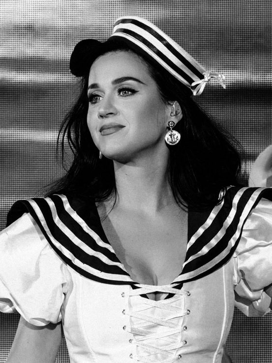 Point__Pop's tweet photo. Benjamin Button de vestido!!! 

Beleza jovial de Katy Perry é registrada em novas fotos. https://t.co/7fRwG7afhS