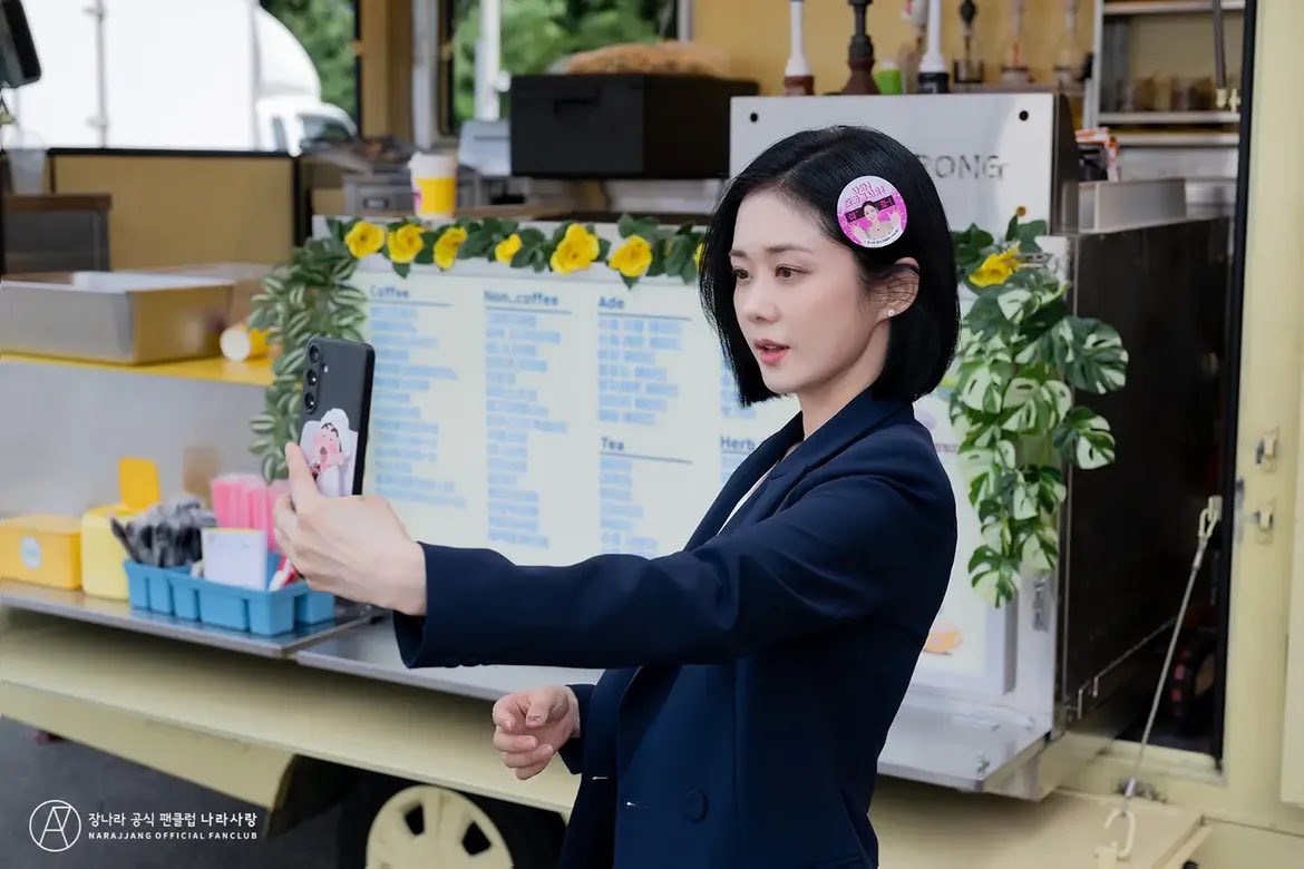 myaprilstory's tweet photo. 260814 나라사랑 인스타그램 #장나라 

이번에도 어김없이 스티커 머리에 붙이셨네... //
언니 촬영 파이팅!! https://t.co/NHn3OSbB9L