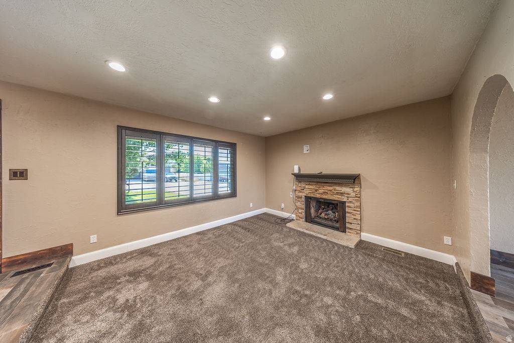 DaveVance1's tweet photo. New in North Ogden: a 5-bed home with mountain views, updated granite kitchen, cozy fireplace, walkout basement, and decks overlooking a landscaped 0.27-acre yard 🌄  

Homes with views here are moving quickly—take a look:  
https://t.co/uxRaeq5SPd  

#NorthOgden #NewListing https://t.co/sKPfnnbAJg