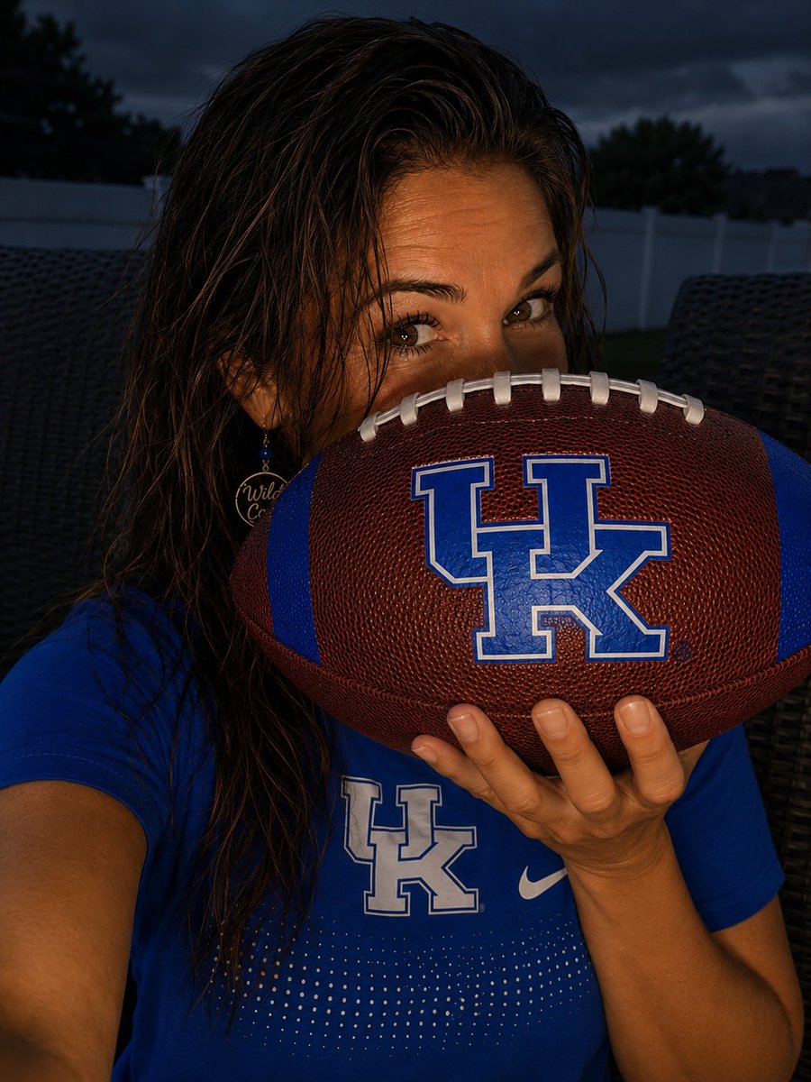 VeronicaTeamstr's tweet photo. Football is getting close.  I can smell it. https://t.co/5DDnKyhKXK