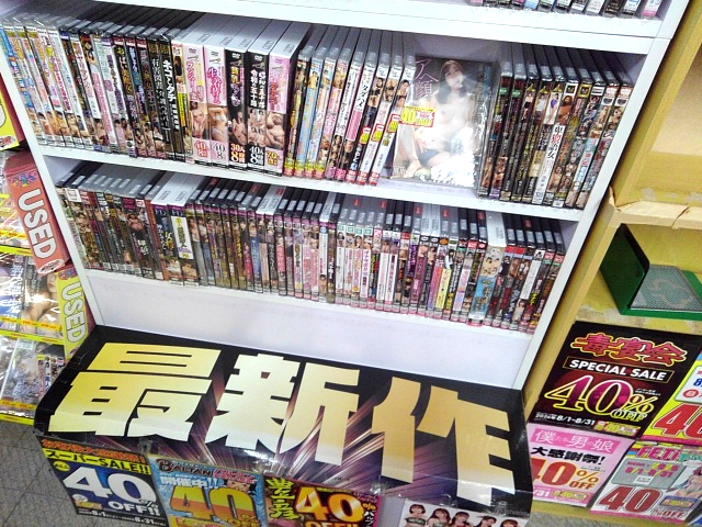 smg_rakuraku's tweet photo. 今日は大型新作の入荷日！
地域最速入荷

ディープス @deeps_3gouten 
MOODYZ
OPPAI
PREMIUM
TAMEIKE
U＆K @UandK_official 
グロクエ @gloryquest_pd 
ドグマ
本中 @honnaka_NN 
無垢
妄想族 @mousouzoku_girl 等
各メーカー新作です！ https://t.co/I7PvCdqgeG