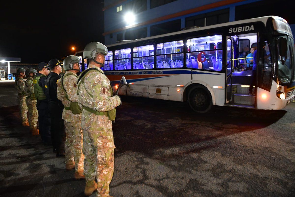 MininterPeru's tweet photo. 🛡️ #PlanEscudo | Resguardo 24/7 al transporte público

Un contingente de la Policía Nacional (@PNP_Noticias) y de las Fuerzas Armadas (@CCFFAA_PERU) mantiene presencia permanente en el patio de maniobras en empresas de transportes, en #VillaElSalvador.

#SeguridadYOrden