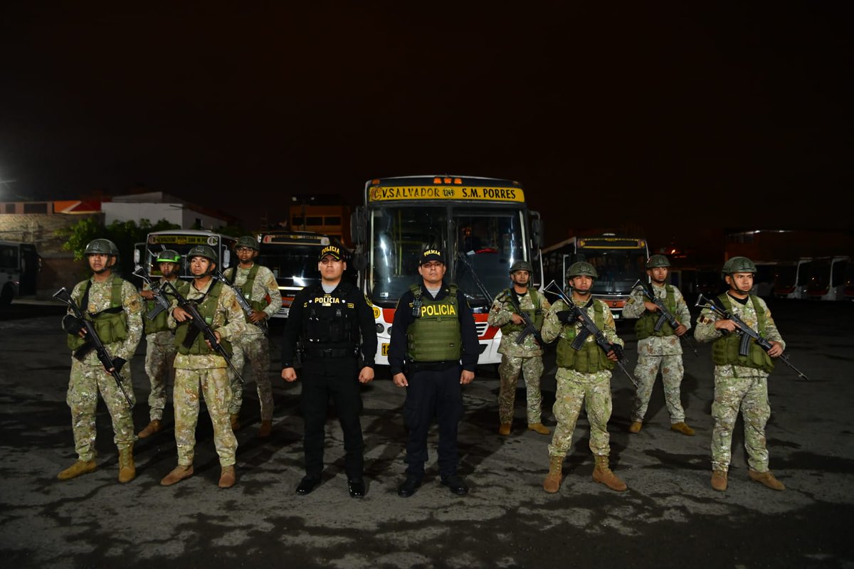 MininterPeru's tweet photo. 🛡️ #PlanEscudo | Resguardo 24/7 al transporte público

Un contingente de la Policía Nacional (@PNP_Noticias) y de las Fuerzas Armadas (@CCFFAA_PERU) mantiene presencia permanente en el patio de maniobras en empresas de transportes, en #VillaElSalvador.

#SeguridadYOrden