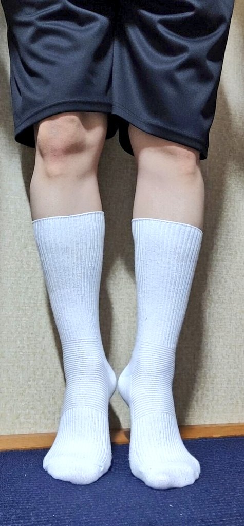 unveiled357's tweet photo. おはようございます！

今日はこの #白ソックス を選択。所持している中でパール編み範囲が一番広いタイプです。
見た目より足底生地薄いので夏用です。

クチゴムが無いサポート系の #スクールソックス ですがこれは特殊？かも。 https://t.co/D9qIK3Rv2e