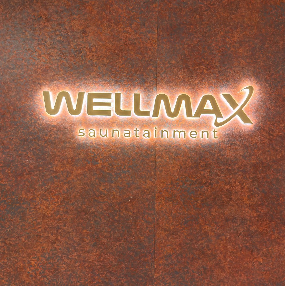 Guythitiphat's tweet photo. รีวิว Wellmax Saunatainment ซาวน่าแห่งใหม่ย่านสีลม-สุรวงษ์ เจ้าของเดียวกับ Maxwell แต่ที่นี้ไม่มีบ่อน้ำร้อนนะ มีห้องมืดที่การันตีความฟินสุดๆ ร้านอยู่ที่ตึกวอลล์สตรีท ทาวเวอร์ ชั้น B หน้าตึกมีบันไดเดินลง ขนาดพื้นที่ร้าน 500 ตร.ม. ราคาค่าเข้า 400 บาท จำกัดอายุ 22-55 ปี https://t.co/2MyNnD5Q7o