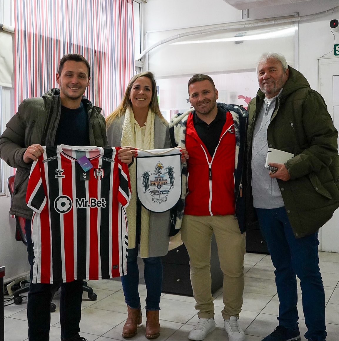 agustinrponti's tweet photo. Recorrí la sede de @ChacaOficial junto a su vice presidente y parte de la comisión directiva. Hablamos de gestión, del trabajo a pulmón de los clubes y de cómo podemos establecer un camino conjunto entre el club y @bacomuna15 . https://t.co/plQrMizmFc