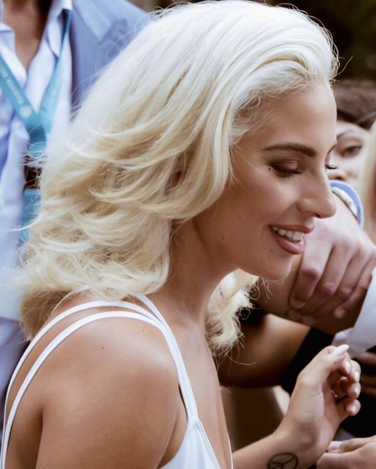 mothermonstrr's tweet photo. Lady Gaga tem o perfil mais lindo do pop. https://t.co/cYw6YYywVN