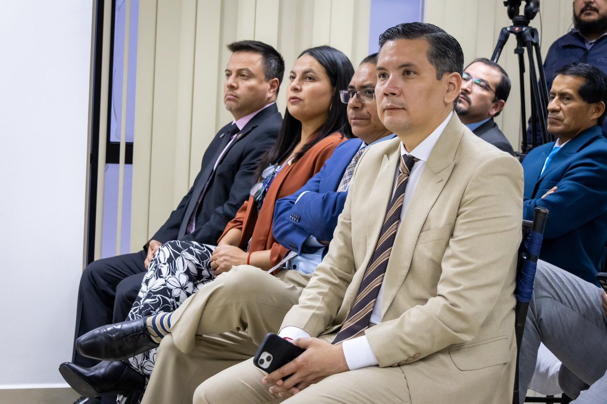 CJudicaturaEc's tweet photo. 📍| #CJEnTerritorio

Esta tarde, en Ambato, se firmó el Convenio de uso de espacios entre el @CJudicaturaEc y la @DefPublicaEC.

Esta medida, oficializada por la presidenta Mercedes Caicedo Aldaz (@mechascaicedo) y el defensor público general, Ricardo Morales Vela, permitirá ceder oficinas y equipamiento en los cantones Baños, Pelileo, Quero y Píllaro. Así se optimiza el uso de la infraestructura institucional y el acceso a la justicia para la ciudadanía de Tungurahua. 

El acto contó con la presencia del presidente de la @CorteNacional, Marco Rodríguez, como testigo de honor, y del vocal @DamianLarcoG. Además de autoridades nacionales y locales. 🧵