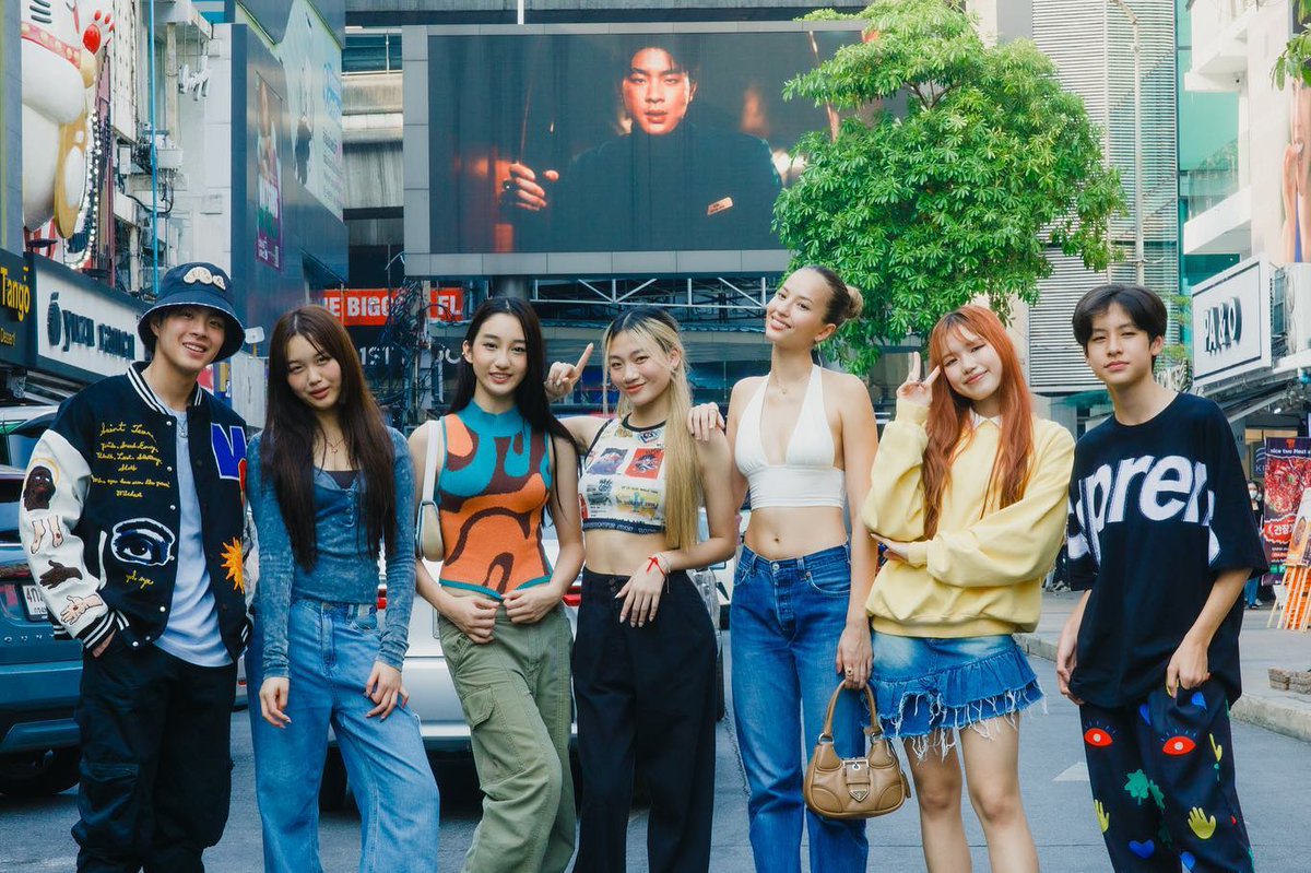 Nessakite's tweet photo. فعاليتنا في سيام محجوزة بالكامل! تعالوا التقطوا الصور معنا في SiamOne وSiamSoi3 ومحطة BTS سيام وفي جميع أنحاء سيام. https://t.co/NPzxCp0VMR