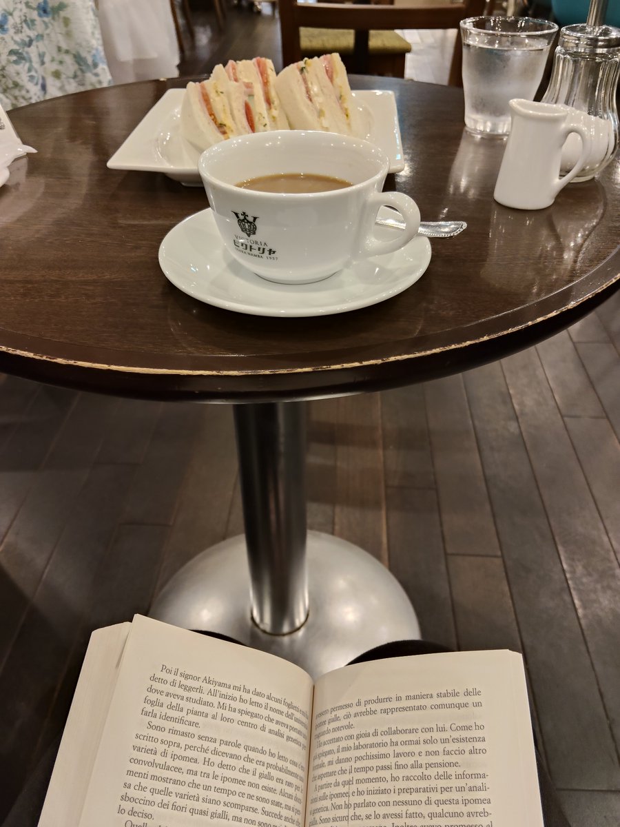 GothickBlood's tweet photo. 出かけれた！ので、まずモーニングと読書♪ https://t.co/pUTmNMByp9