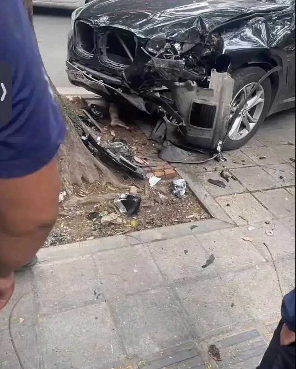 Lynnuien2007's tweet photo. VIETNAMESE NATIONAL ASSEMBLY DELEGATE NGUYỄN SĨ CƯƠNG DROVE A BMW THAT HIT AND KILLED A GIRL BORN IN 2007 JUST BEFORE HER UNIVERSITY ENTRANCE EXAM.￼
He is also the husband of Vietnam's incumbent Minister of Culture, Sports, and Tourism.￼ https://t.co/7rzl7wYBxL