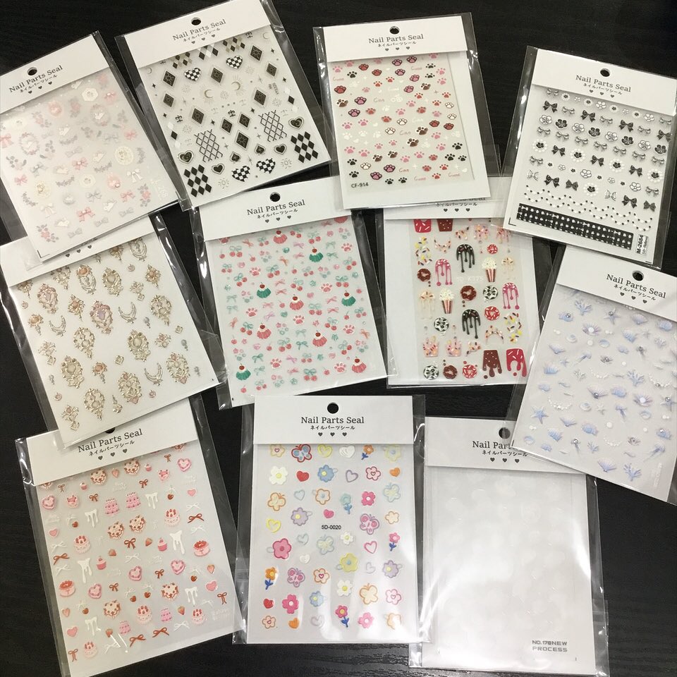 390sendaiE's tweet photo. 🎀商品紹介🎀

セルフネイルの方にオススメ❗️
ネイルパーツ、ネイルシールが入荷いたしました📢

組み合わせて自分だけのオリジナルのネイルに仕上げるのもオススメです🍒💟

👛390円（税込429円）

店頭にてご覧下さい🛒𓈒𓂂𓏸 https://t.co/VQmU3zoTs3