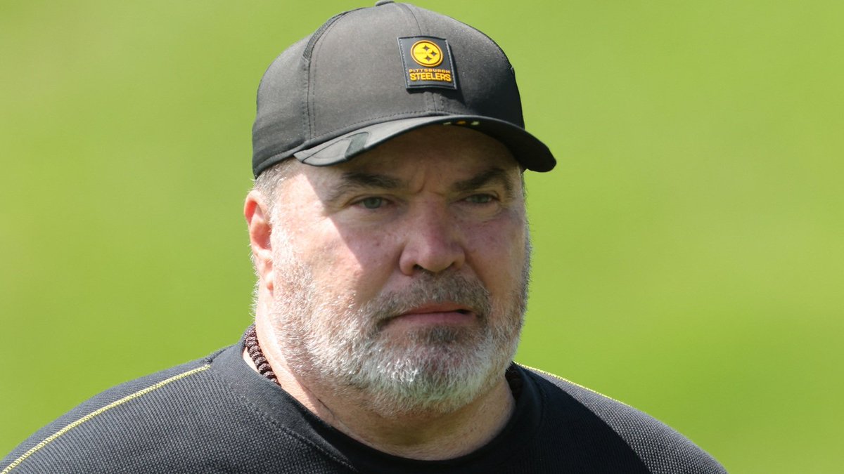 ThePoniExpress's tweet photo. The coach on the left has a quarterback school. Hammers home attention to detail. Spends countless hours in the QB room. Empowers them to use the middle of the field.

The coach on the right puts his QBs in a straight jacket. Forces them to play conservatively. Surrounds them to horrible offensive assistants. Never lets them use the middle of the field.

Change is a good thing.