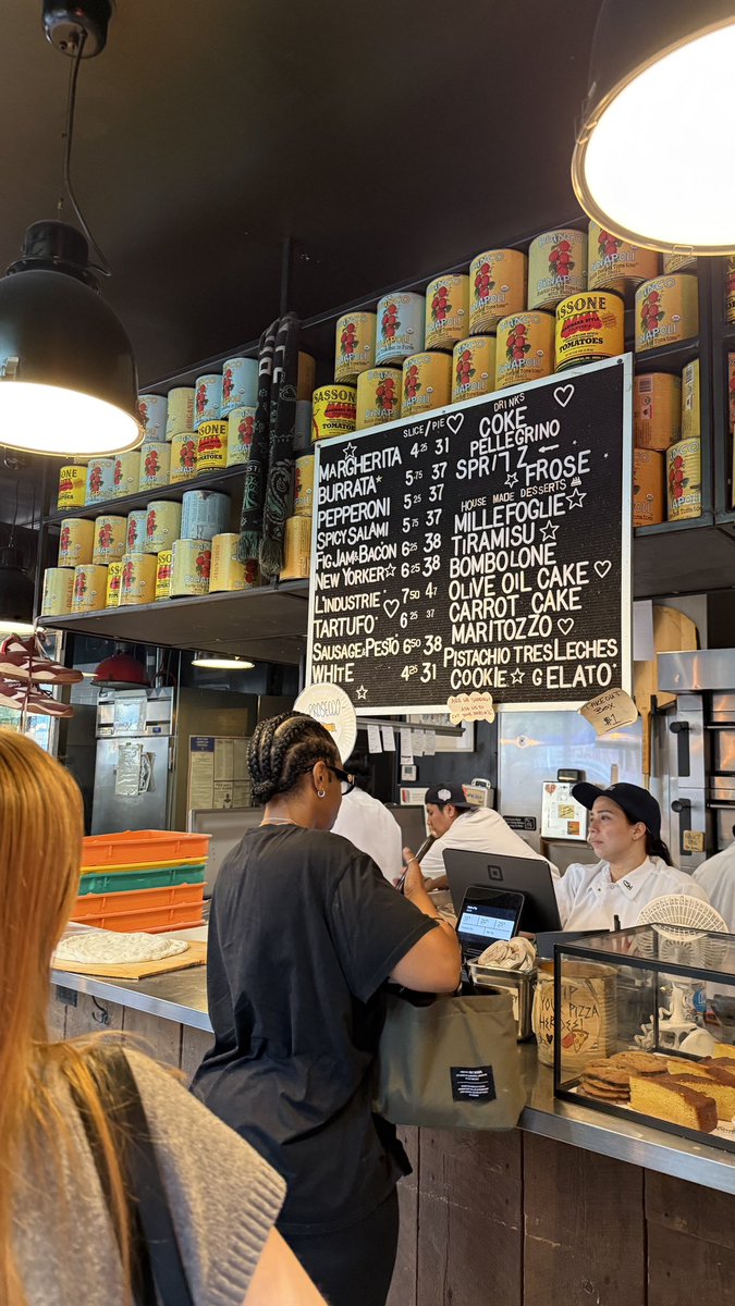 Mel12Koe's tweet photo. Pizza ter’enak 
Wong ndeso nang kuto https://t.co/00pMg4vjXm