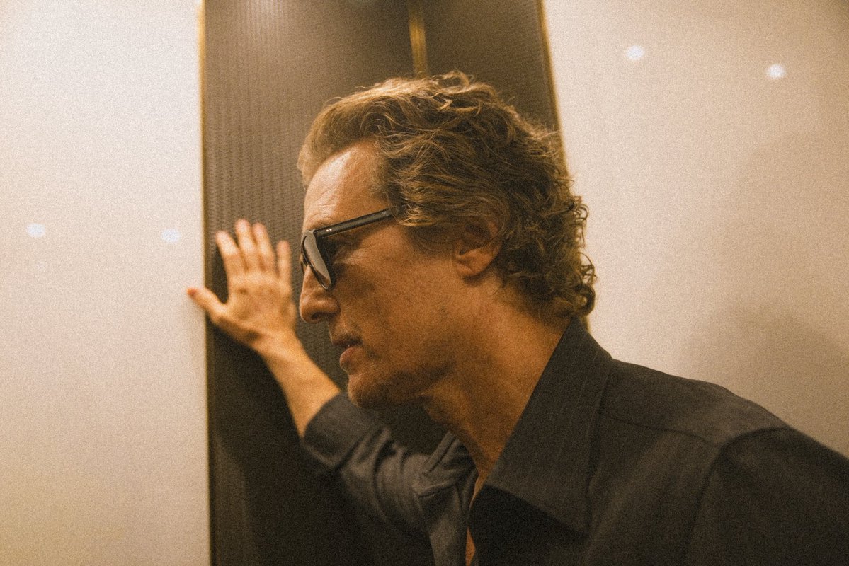 McConaughey's tweet photo. nyc. amziah tour. carry on https://t.co/LQvBz18oxb