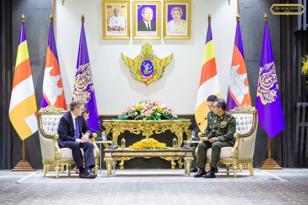 modgovkh's tweet photo. ថ្ងៃសុក្រ ១កើត ខែស្រាពណ៍ ឆ្នាំមមី អដ្ឋស័ក ពុទ្ធសករាជ ២៥៧០ ត្រូវនឹងថ្ងៃទី១៤ ខែសីហា ឆ្នាំ២០២៦

ឯកឧត្តម នាយឧត្តមសេនីយ៍ ទៀ សីហា ឧបនាយករដ្ឋមន្ត្រី រដ្ឋមន្ត្រីក្រសួងការពារជាតិ ទទួលស្វាគមន៍ឯកឧត្តម Elbridge A. Colby អនុរដ្ឋមន្ត្រីសង្គ្រាម ទទួលបន្ទុកគោលនយោបាយ នៃក្រសួងសង្គ្រាមសហរដ្ឋអាមេរិក ក្នុងជំនួបសម្តែងការគួរសម និងពិភាក្សាការងារ ដែលប្រព្រឹត្តទៅនៅទីស្ដីការក��រសួងការពារជាតិ៕

-អរគុណសន្តិភាព !
-អរគុណនយោបាយឈ្នះឈ្នះ !
-ដឹងគុណស្ថាបនិក មគ្គុទ្ទេសក៍ឯក និងប្រតិបតិ្តករ នយោបាយ ឈ្នះ ឈ្នះ ដែលនាំមកនូវសន្តិភាព និងការឯកភាពជាតិពេញលេញ !