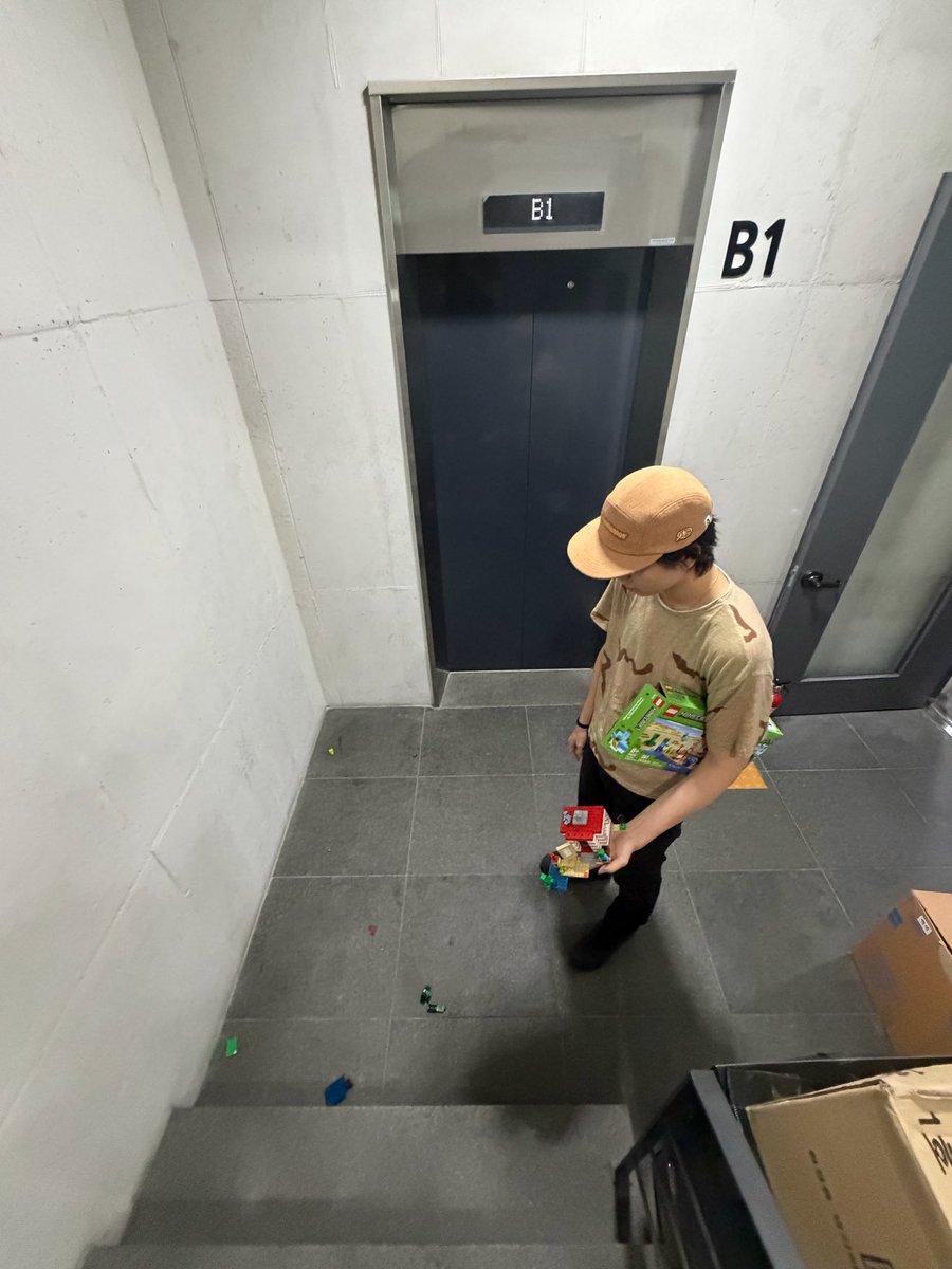 LoveableOhyul's tweet photo. Before and after… ceritanya semalem aku build lego sampai 1 jam lebih dikit sambil live, tapi pas mau dibawa ke atas, copot semua… 😭 https://t.co/uscx1ek96Q