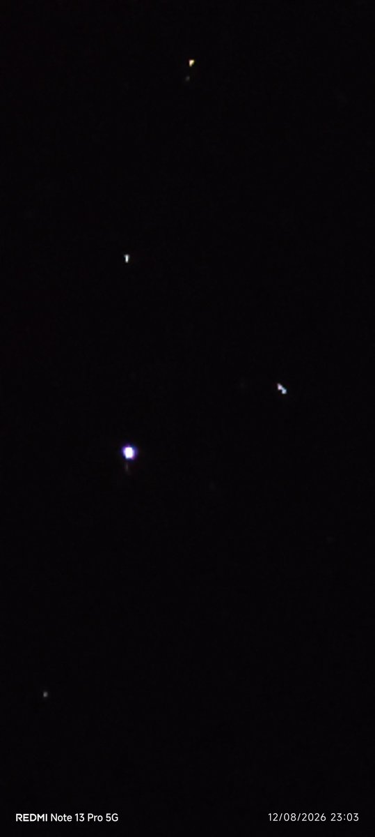 Hankkillo2's tweet photo. @sinmibici @akquiesce Tenía forma de triangulo y es gigantesco. No es la primera vez que lo veo por cierto. En la montaña de Montserrat siempre aparece a las 10-11 y se mueve muy despacio hasta posicionarse justo debajo de la estrella polar. Le calculo unos 150-200 metros. También es translúcido. https://t.co/QVEs7oaSfG