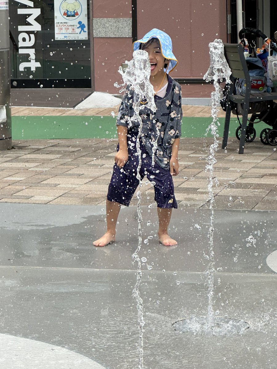 sky_chie212's tweet photo. #あんり夏休み 27日目
我が母とお出かけ❤️
水遊びして走り回ってゲーセンして、ご飯食べてクレープ食べて、ザーグの服買ってもらって、カッコつけて…
最高の夏休みももうすぐ終わるなっ！
いっぱい遊べた！
ラストスパートっ！！！ https://t.co/29FMqalgbJ