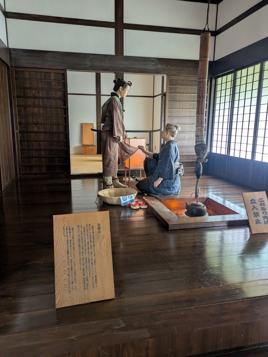 nm2023start's tweet photo. 米買いついでに再び関川の関所へ
長野と新潟の県境
前に来た時は既に真っ暗で何も見れなかったんですが、今回はギリセーフ！
入り鉄砲に出女、女性の出入りはシビアだったんですね…
人質は戦国からの時代移行で情勢の安定に必要だったんでしょうけど厳しい時代ですね
#関川の関所 https://t.co/ThaFKGCIBJ