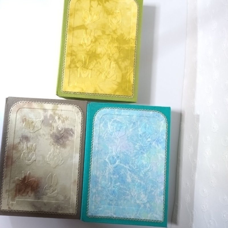 yuuucaly's tweet photo. よ〜くみると動物面の箱
内寸11.7cm×16.7cm×深4.2cmくらい
はがきやA6が入るくらいの大きさです

エンボスで模様を入れてるので
よ〜くみていただくといます（笑）
表は3色、内側は2種あります

#SkyArtFest にて頒布します
8/16 2日目 【ブース19】covaco

#sky星を紡ぐ子どもたち
#SkyArtFest2026 https://t.co/UMFgB9KiOz