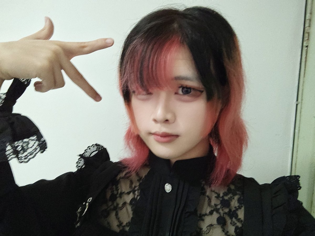 Astesiaknight's tweet photo. 发两张以前的照片，假装现在的自己没有在生病，没有像个苦瓜或者干尸 https://t.co/0UvPTSEePF