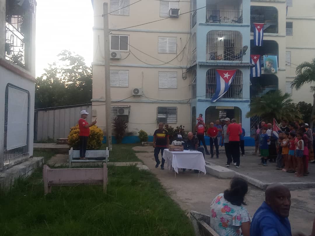 CDR_Cerro's tweet photo. Desde la Zona 105 del Consejo Popular Armada los cederistas de #CDRCerro rinden homenaje en el Centenario de nuestro invicto Comandante en Jefe #Fidel.
#CDRCuba
#CDRHabana
#ElCerroTieneLaLlave https://t.co/9RNQo3ajPd