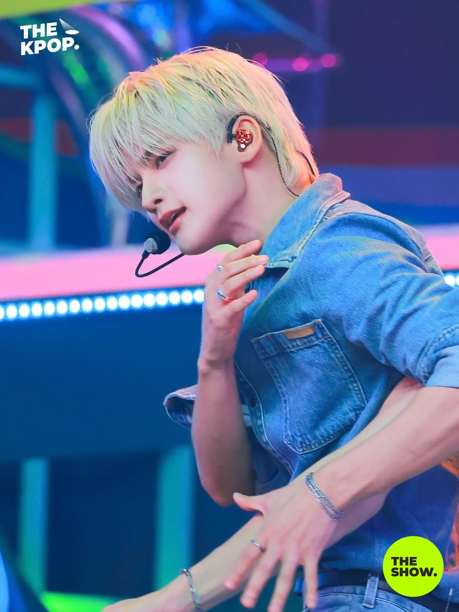 THEKPOP's tweet photo. [BEHIND PHOTO] THE SHOW. Ep.397 #NOWZ #나우즈 #THESHOW #THEKPOP https://t.co/1QIeXVc3yY