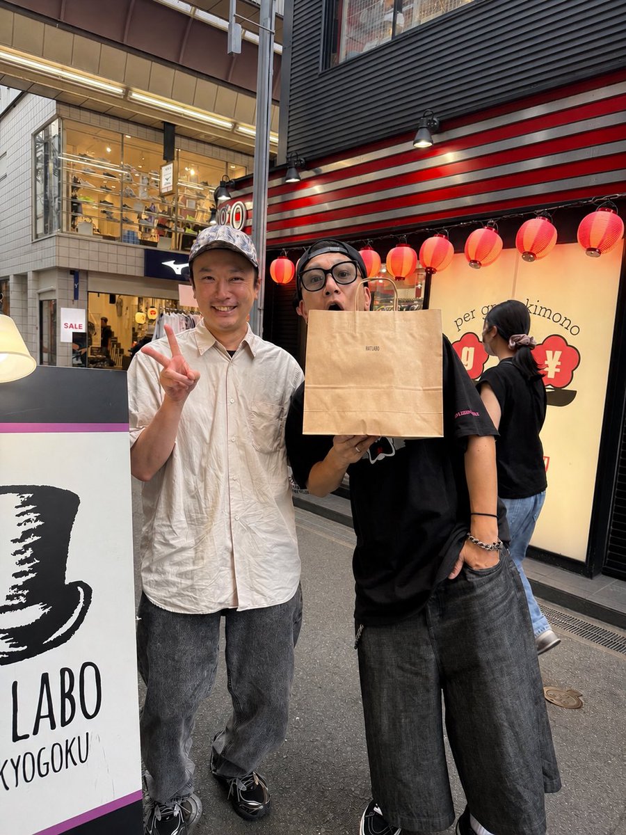 HatlaboKyoto's tweet photo. 京都が誇る、我等がROTTENGRAFFTY！！
NOBUYAさんがHATLABOに降臨！！！

私にとっての世界一のスーパースターです！
いつも輝き狂っておられるNOBUYAさんにお会いできて心の底から嬉しいです！
お買い物もありがとうございました😊 https://t.co/ZsUmEVPRda