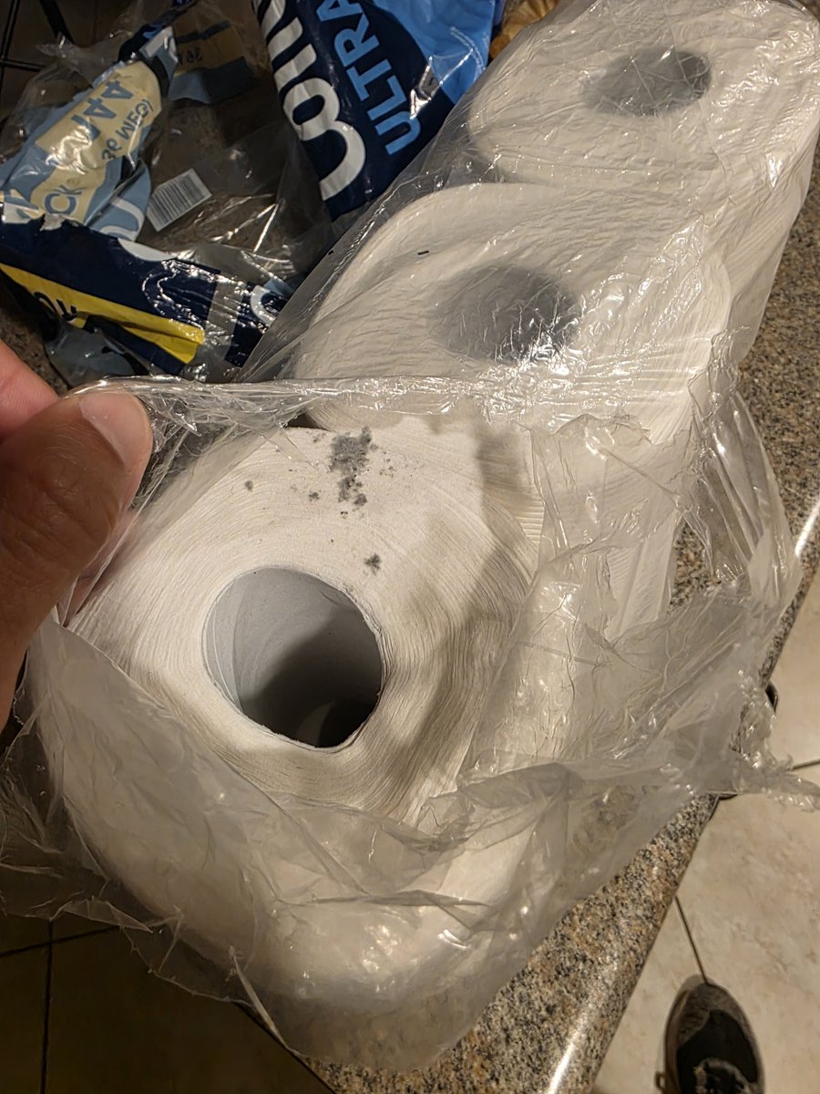 Z_Mc88's tweet photo. Yea, this is a big problem. An entire pack of 9 rolls out of our 36 pack is infested with mold.
@cottonelle https://t.co/aI0y3iEcsR