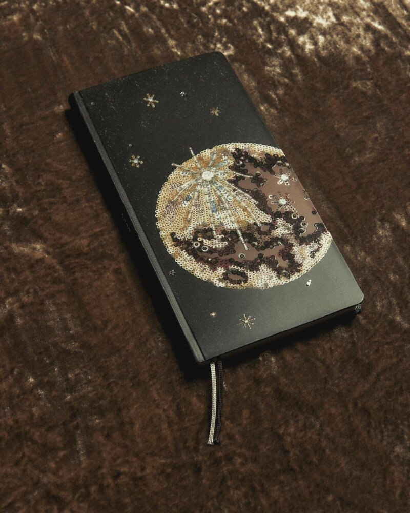 fashionpressnet's tweet photo. タナカ ダイスケ×「ほぼ日手帳2027」“雪のビジュー”手刺繍レースの手帳カバー＆星空柄の週間手帳 - https://t.co/bO8zQjs2V9 https://t.co/Nxdft1qy6f