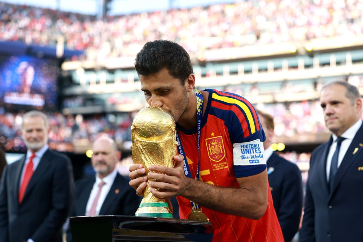 🚨🔵🔴 Barcelona are returning with third proposal for Rodri to Manchester City.
After €50m and €60m packages both rejected, direct club to club talks to continue half way between €60m last bid and €80m fee requested.
Barça remain confident and optimistic. https://t.co/pJKpW0kX32