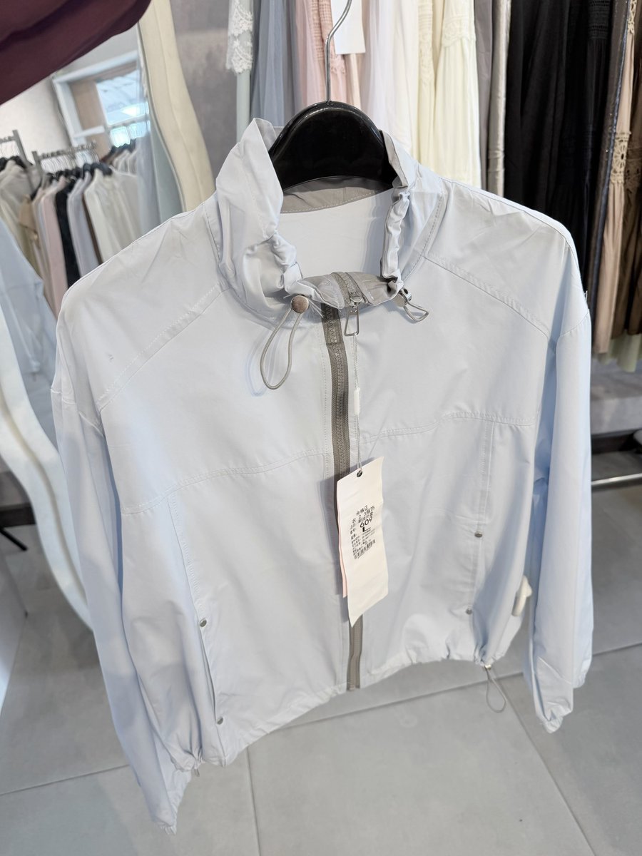 Whitecloudsv's tweet photo. INI SIH JAKET YANG ENAK BUAT DAILY 
Warnanya gampang masuk ke outfit apa aja, modelnya juga nggak ribet 😍🤍 https://t.co/HNugwcziAm
