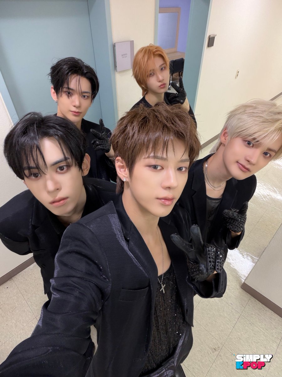 _Simplykpop's tweet photo. NOWZ called it 'Achilles' 🪩🕺♥️
like they didn't already know they were our weakness❤️🩹 

#NOWZ #나우즈
#SimplyKpop #심플리케이팝 https://t.co/Fr9AuFGnyq