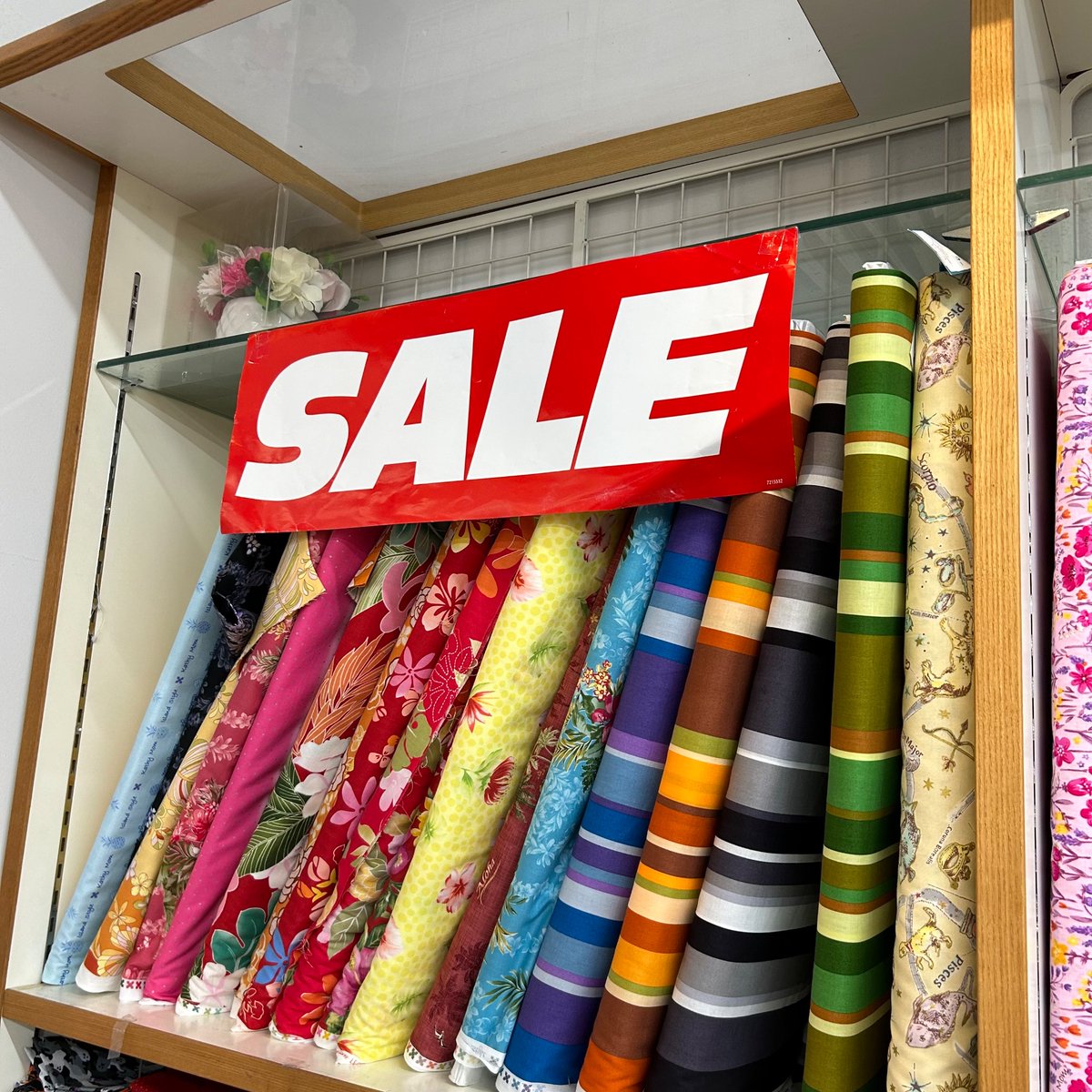 lanalan53724429's tweet photo. 現在ラーナ・ラーナでは決算SALEを開催しております🙌✨

8月25日まで手芸用品各種20%OFF！
人気のキャラクター生地も、アウトドアコードも、糸も針も毛糸も20%OFFです❣️

また来月からバイアステープなど値上げもございます😭
お得なこの時期にぜひご利用くださーい📣
#横須賀 #衣笠商店街 #手芸店 https://t.co/PkswVBXxLk