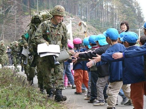 shaine7771's tweet photo. 子供たちの笑顔を守る為、国民の命を守る為
日々弛まぬ訓練を重ねて備えてくださる各自衛隊さん
災害時の時の暖かい支援に心から感謝です🙏
自衛隊の皆さん、いつもありがとうございます！
自衛隊の皆さんは、日本の誇りです🫡
#命懸けの自衛隊に感謝と待遇改善を
#自衛隊に感謝と敬意を 
#自衛隊の処遇改善を