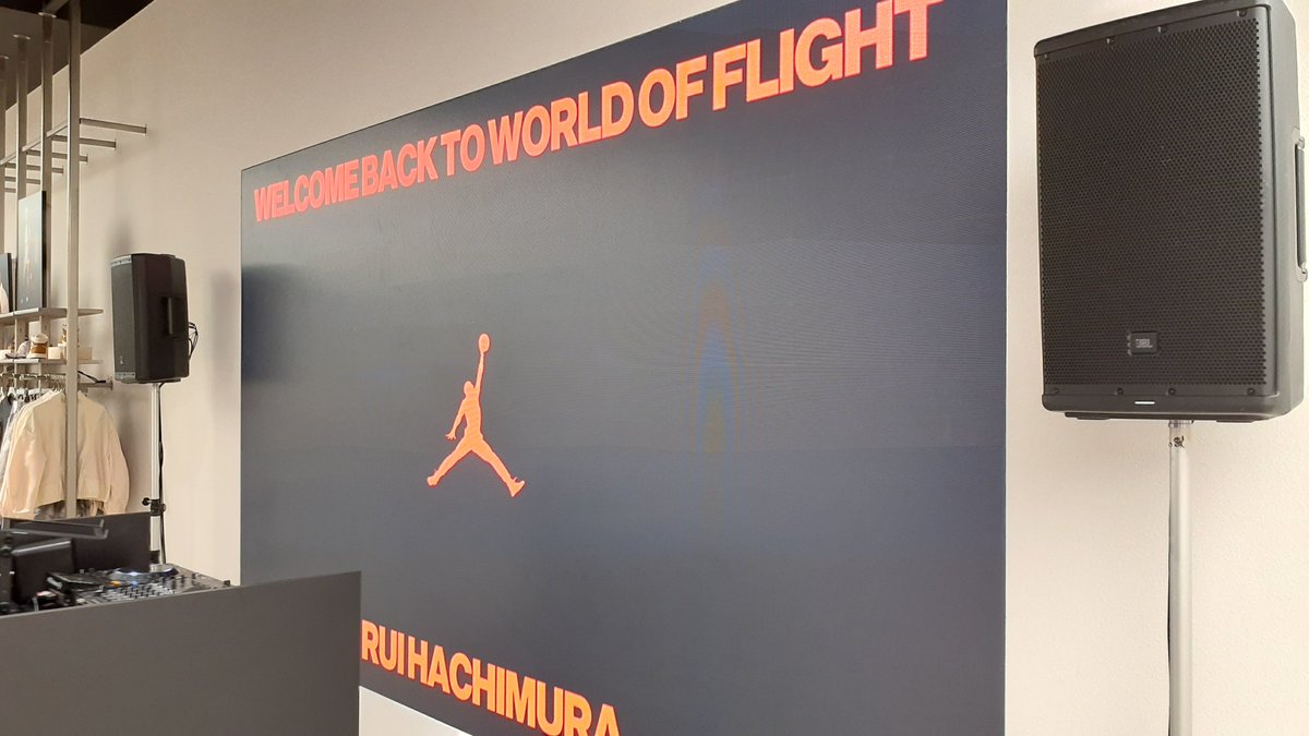 TimDavidHarvey's tweet photo. Picture this, one of my all-time favourite Lakers (yeah, I know he's a Clipper now) Rui Hachimura was at #Jordan's #WorldOfFlight in #Shibuya yesterday, and there was a raffle for 15 people to take a photo with him. With so many people there, of course I lost, but then... https://t.co/7TvB5tDuGP