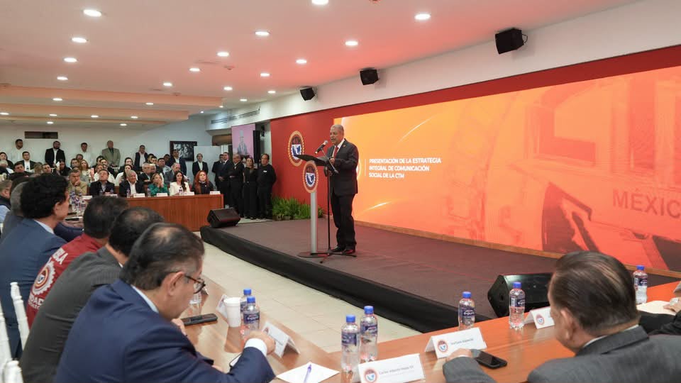 AsesoresPB1's tweet photo. 📡 De lo local a lo nacional: @tereso_medina presentó la Red Nacional de Enlaces de la @CTM_MX Más de 250 dirigentes. La prueba será el territorio. https://t.co/nJId1oQBWx