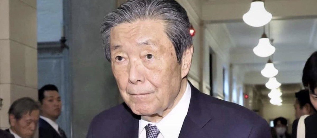 NoriArts2024's tweet photo. ⚫︎岸田宏池会の末路

天皇を訪中させた大問題を起こしたのは今から30年以上前の宏池会の宮澤喜一政権。この天皇訪中の記録は江沢民によって全て消され、江沢民は以後反日教育を開始。完全な宮澤政権の失敗。1993年宮澤自民党は国民不在の政治をしたとして自民党は1回目の下野をする。

以後親中左翼リベラルの宏池会は非主流派の道を行く。

それから28年後の2021年宏池会の岸田文雄が政権を取る。岸田宏池会の政治は緊縮増税+媚中で反アベノミクスの政治となった。

しかし国民に支持されず2024年岸田宏池会の傀儡として石破茂を総理にする。お目付役は岸田の懐刀と言われる森山ひろしである。森山は党の裏の仕事が長いいわば日陰の政治家だった。その手口は汚く安倍派追放に活躍。

石破政権は3度大きな選挙で大敗。衆参過半数割れとなる。日本経済は岸田政権以降の緊縮増税に加え岸田の指名した植田日銀総裁はアベノミクスが嫌いであり金融引き締めに走った。結果、石破不況が来ると言われるまで景気悪化。

石破は経済は全く音痴でアメリカに80兆円投資して利益はアメリカ9割日本は残りでいいと言う馬鹿げた締結を結んだ。石破には血税と言う意識がない。

宏池会の傀儡石破政権は33年前の宮澤喜一政権同様下野する可能性が高い失敗政権だった。背景には岸田宏池会による国民不在の政治があった。

岸田の愚かさは失敗した宮澤政権のやり方を踏襲したこと。そして傀儡にパトロンのいない孤独で無能な石破を選んだこと。この男はまともにメシも食えない男だった。

結果的に岸田失脚。石破、森山も失脚。媚中+緊縮増税派の敗北である。

日本の有権者は30年以上前から岸田が思うほど馬鹿ではなく、懸命な決定ができる有権者だった。有権者を無視した岸田宏池会の失敗であり、親中左翼リベラルなど二度と表舞台に上がるチャンスはないだろう。