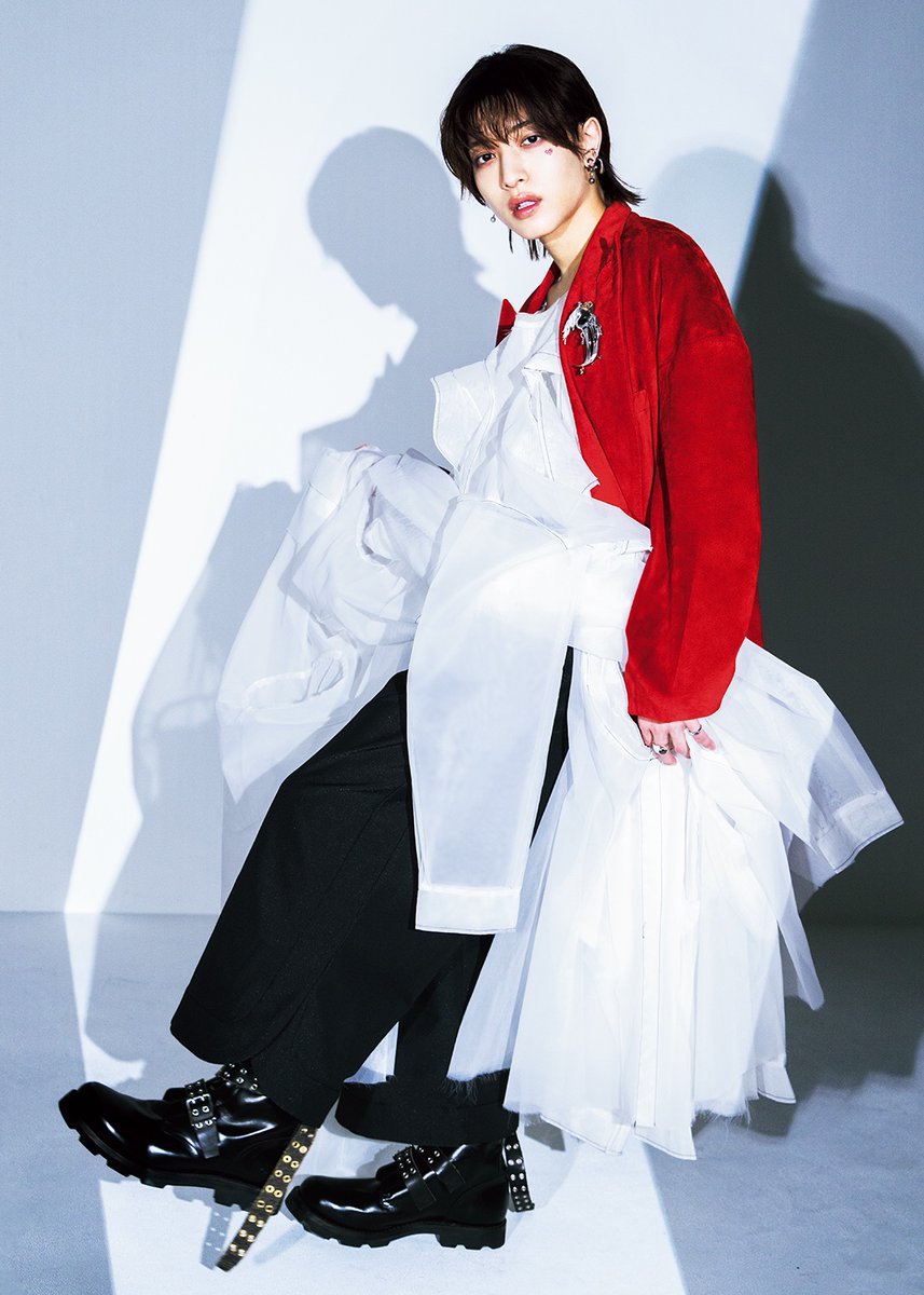 fashionjp's tweet photo. 【新着】発売中『#装苑』9月号より、公開✨
#中村領亜 の2つの顔、拡張する表現。
#KEYTOLIT として、アーティストとして語る「愛」と表現の未来

ファッションビジュアルで表現した、アイドルとアーテイスト2つの顔＆ロングインタビューをお届け🩷🔻
https://t.co/LNczaj8C5B

@jr_official_X https://t.co/q8DxKj5j1z